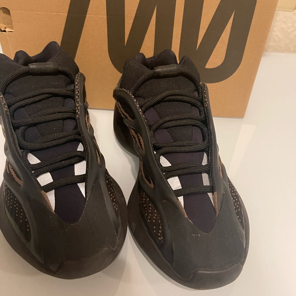 Yeezy 700 V3 Clay Brown Size 7 Mens - Womens size 8